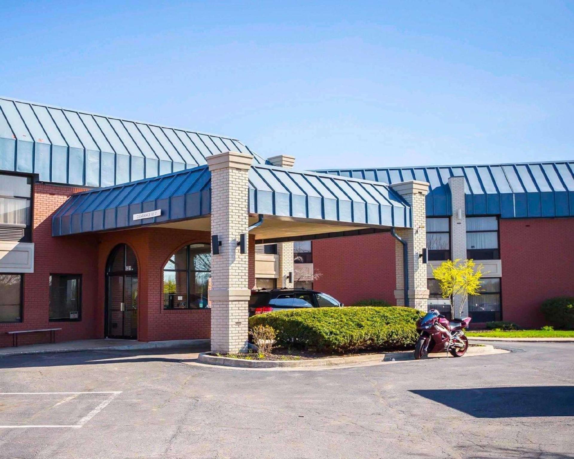 Days Inn & Suites By Wyndham Меррилвилл Экстерьер фото